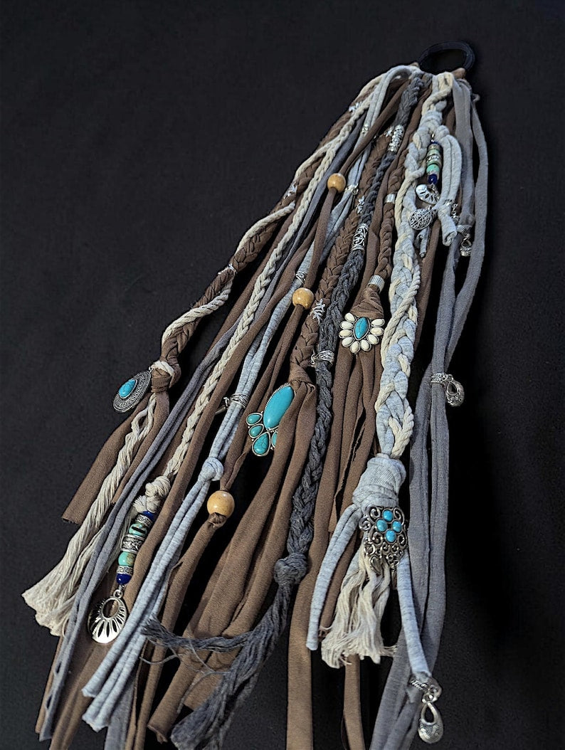 Accessoires cheveux style bohème viking dreadlocks tissus sur élastique, tresses couleur marron gris et perles boho bijoux coiffure LARP