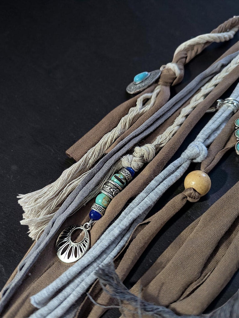 Accessoires cheveux style bohème viking dreadlocks tissus sur élastique, tresses couleur marron gris et perles boho bijoux coiffure LARP