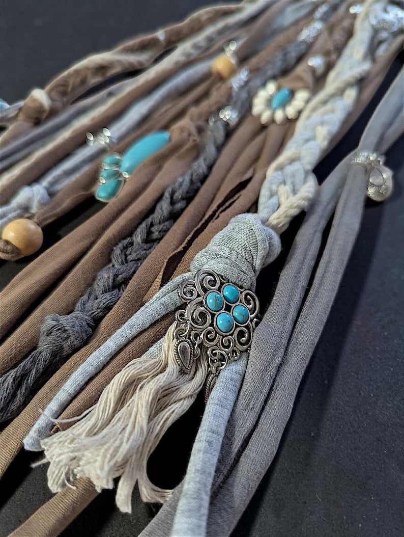 Accessoires cheveux style bohème viking dreadlocks tissus sur élastique, tresses couleur marron gris et perles boho bijoux coiffure LARP