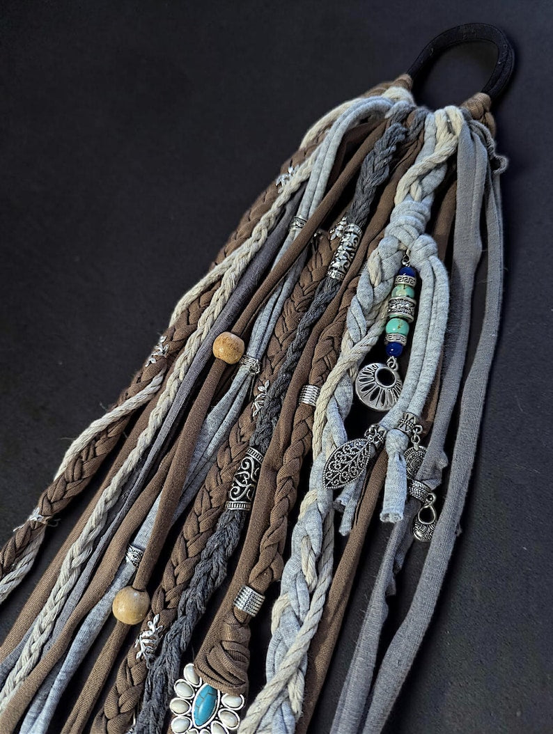 Accessoires cheveux style bohème viking dreadlocks tissus sur élastique, tresses couleur marron gris et perles boho bijoux coiffure LARP